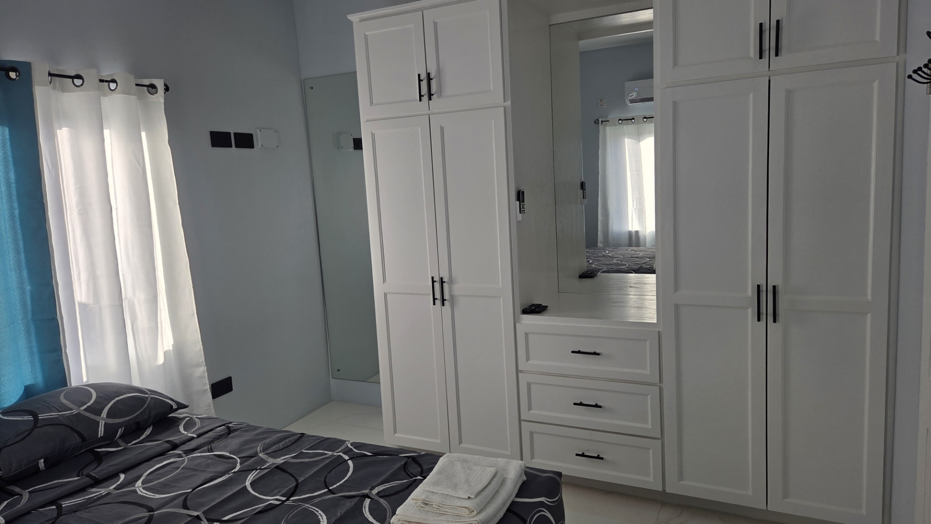 Built-in wardrobe with mirrored insert and black hardware